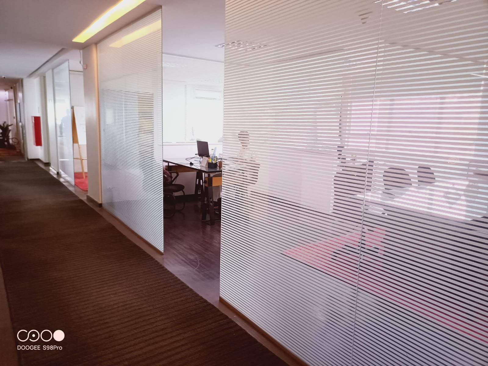 Divisórias e portas de vidro com película jateada decorativa